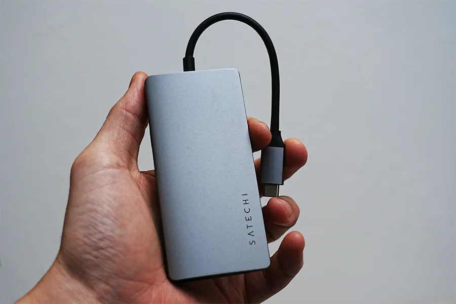 Satechi V2 マルチ USB-C ハブ 8-in-1てにおさまる