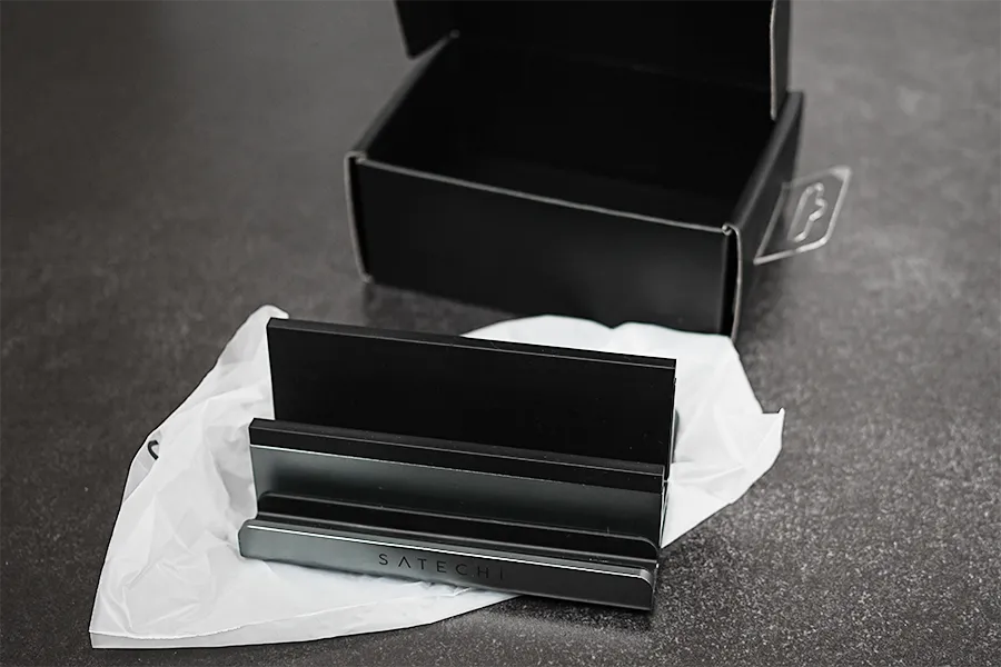 Satechi デュアルバーティカルアルミニウムスタンド本体付属品