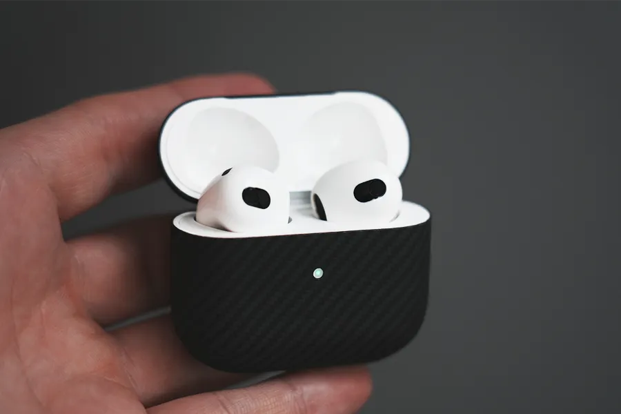 ワールドガジェット AirPods3のケース持った
