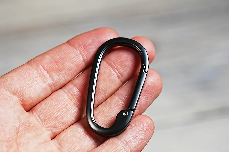 AirPods Pro ケース Spigen マグ・アーマーのカラビナブラック