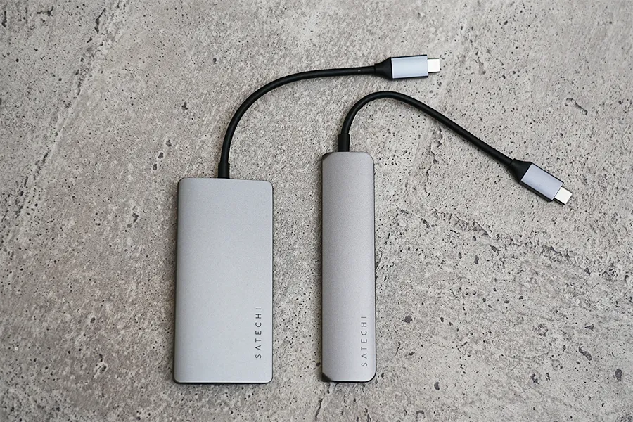 Satechi V2 マルチ USB-C ハブ 8-in-1とスリムを並べた