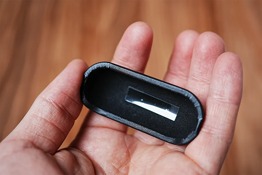 Moment AirPods Pro caseの蓋内側に両面テープあり