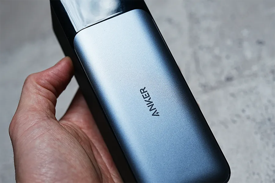 Anker 737 Power Bank (PowerCore 24000) は持ちやすい