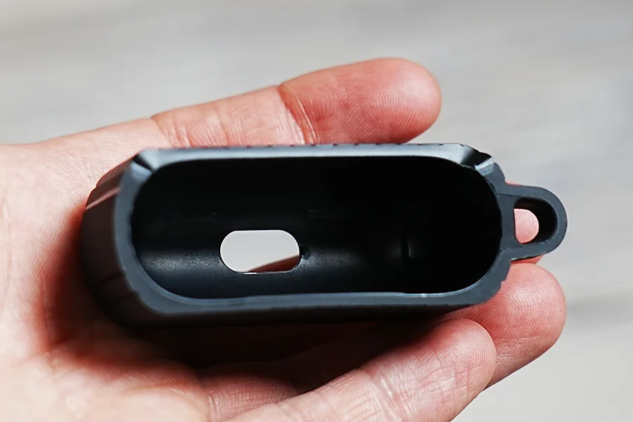 AirPods Pro ケース Spigen マグ・アーマーの内側