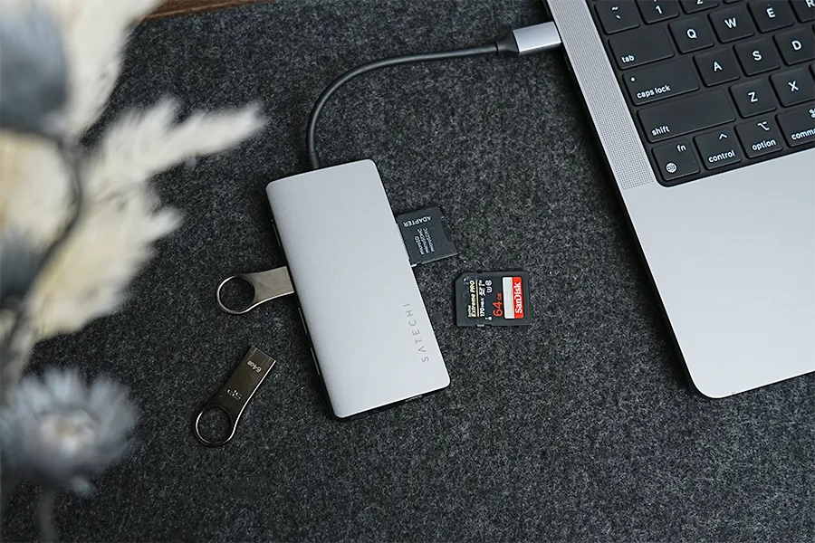 Satechi V2 マルチ USB-C ハブ 8-in-1とMacBook Pro 14インチ