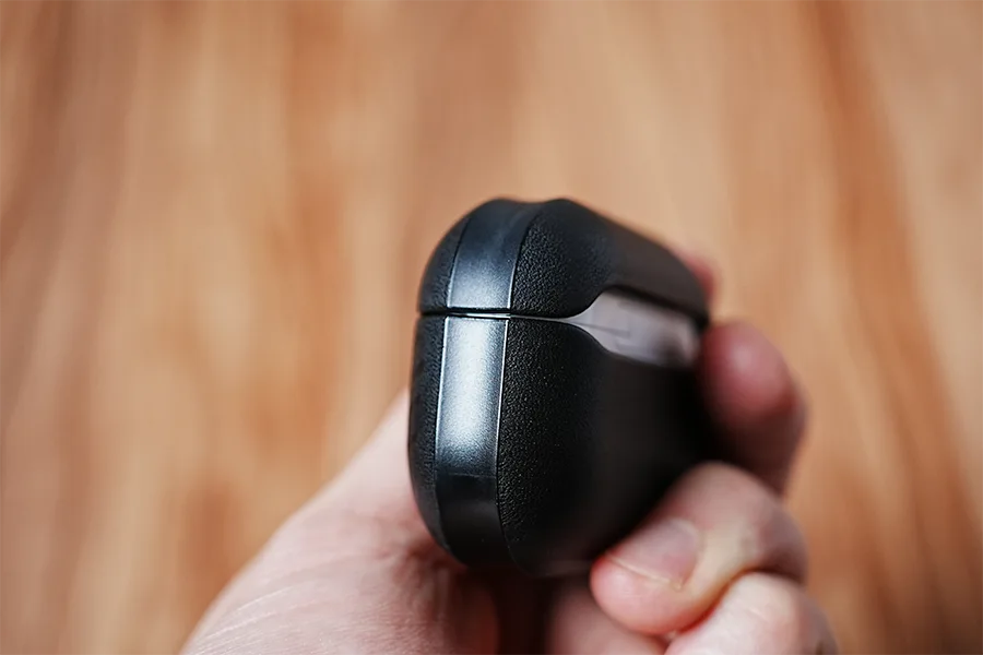 Moment AirPods Pro case側面ストラップない側