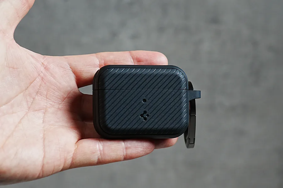 AirPods Pro ケース Spigen マグ・アーマー装着したAirPods Proアップ