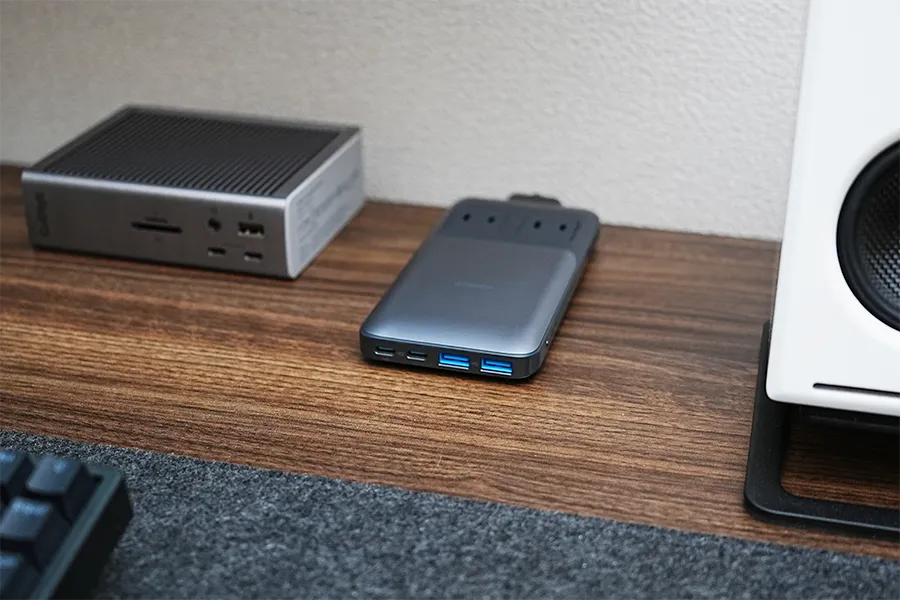 Anker 727 Charging Station (GaNPrime 100W)を設置下状態