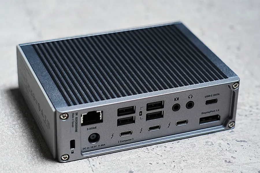 CalDigit TS4 ハブ 6-in-1 のポート斜め
