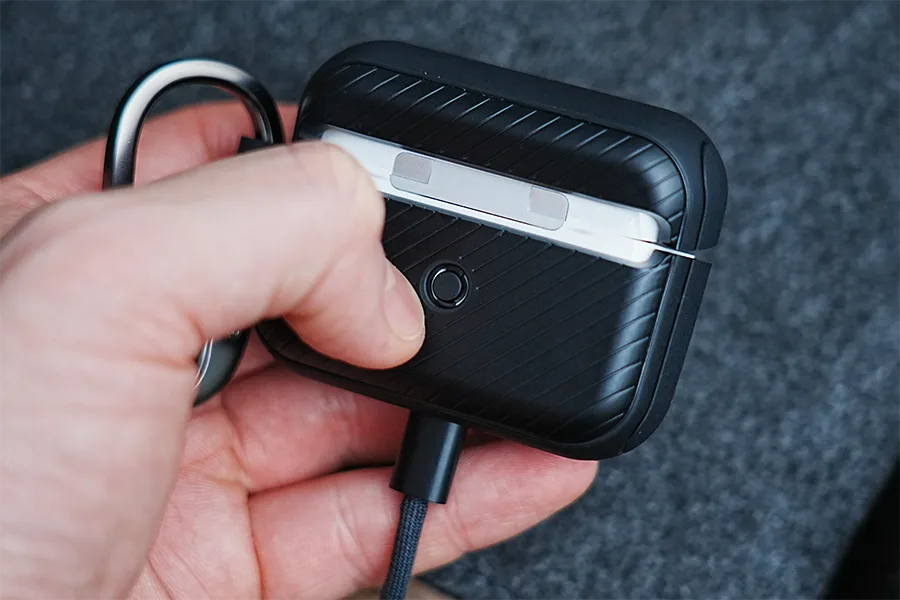 AirPods Pro ケース Spigen マグ・アーマーはペアリングボタン押しやすい
