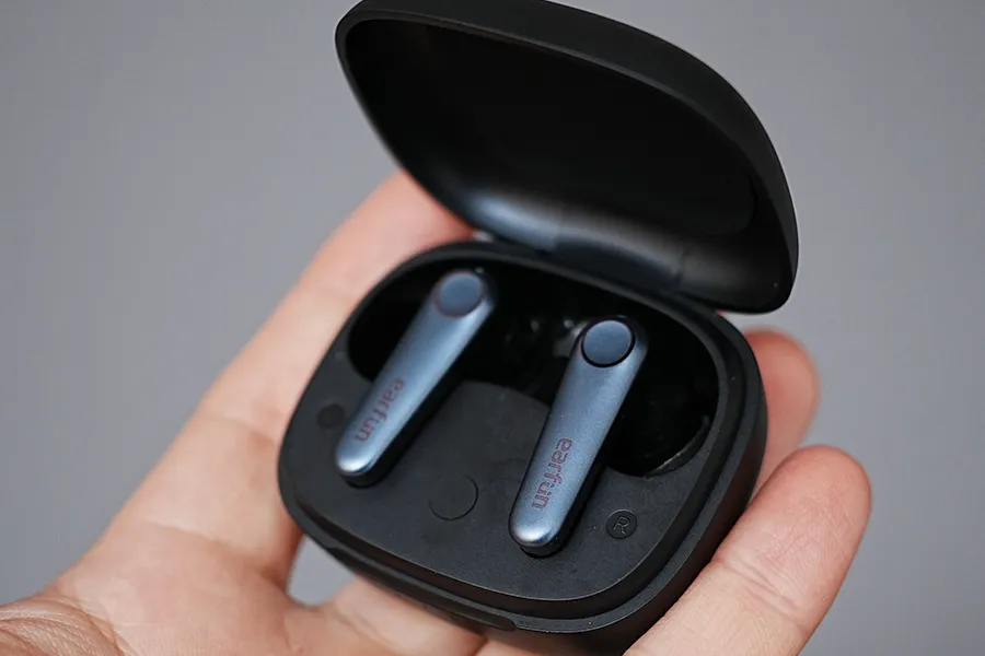 EarFun Air Pro 3の充電部分が見える