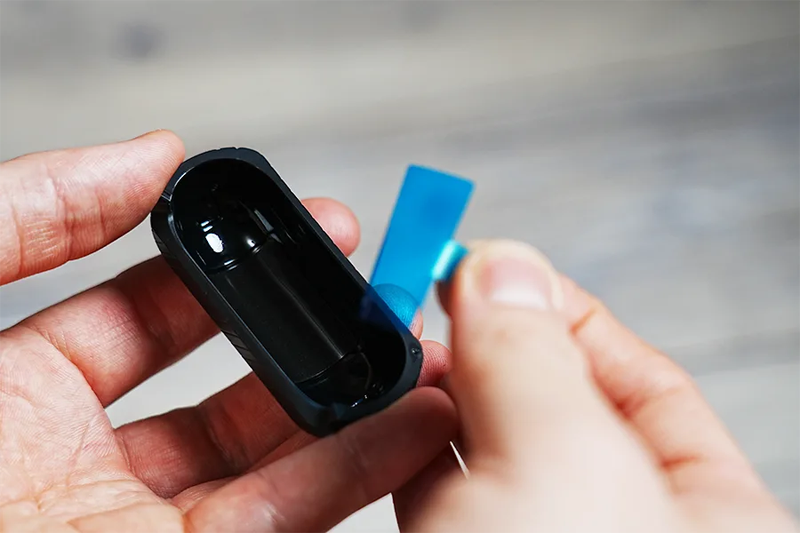 AirPods Pro ケース Spigen マグ・アーマーの蓋はシールを取って貼り付ける