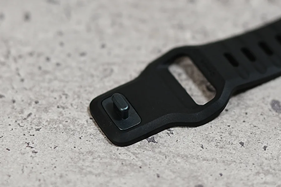 NOMADバンドの留め具が小さい突起のみ