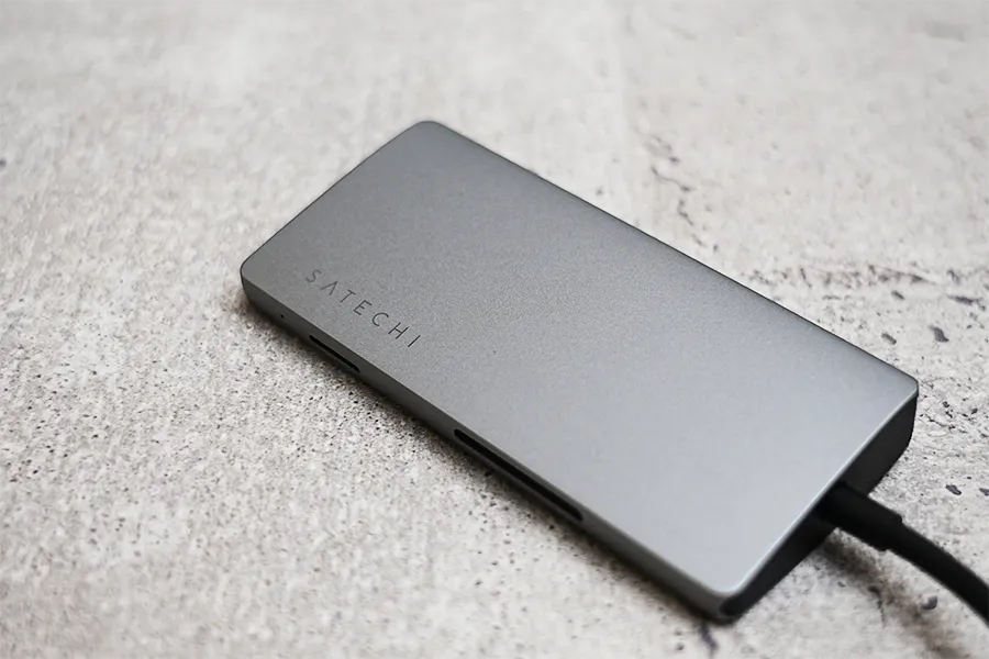Satechi V2 マルチ USB-C ハブ 8-in-1のロゴと本体