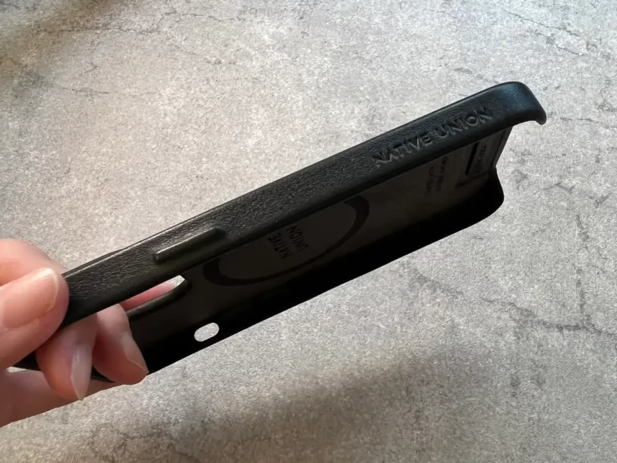 Native Union ClicClassic MagSafeケース(イタリアンレザー)のデボス加工されたブランド名
