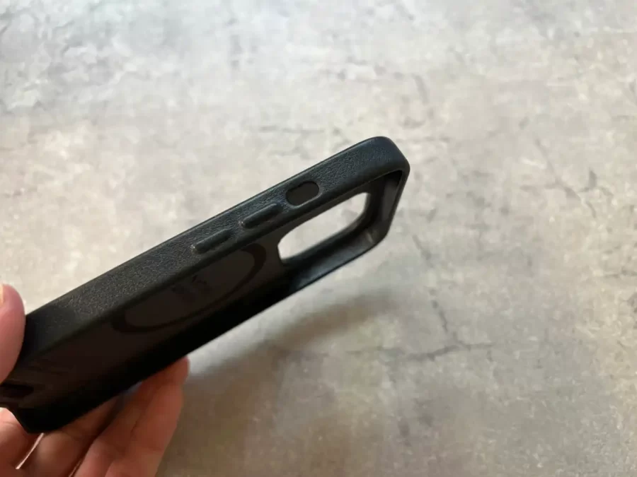 Native Union ClicClassic MagSafeケース(イタリアンレザー)の音量ボタンとサイレントスイッチ部分