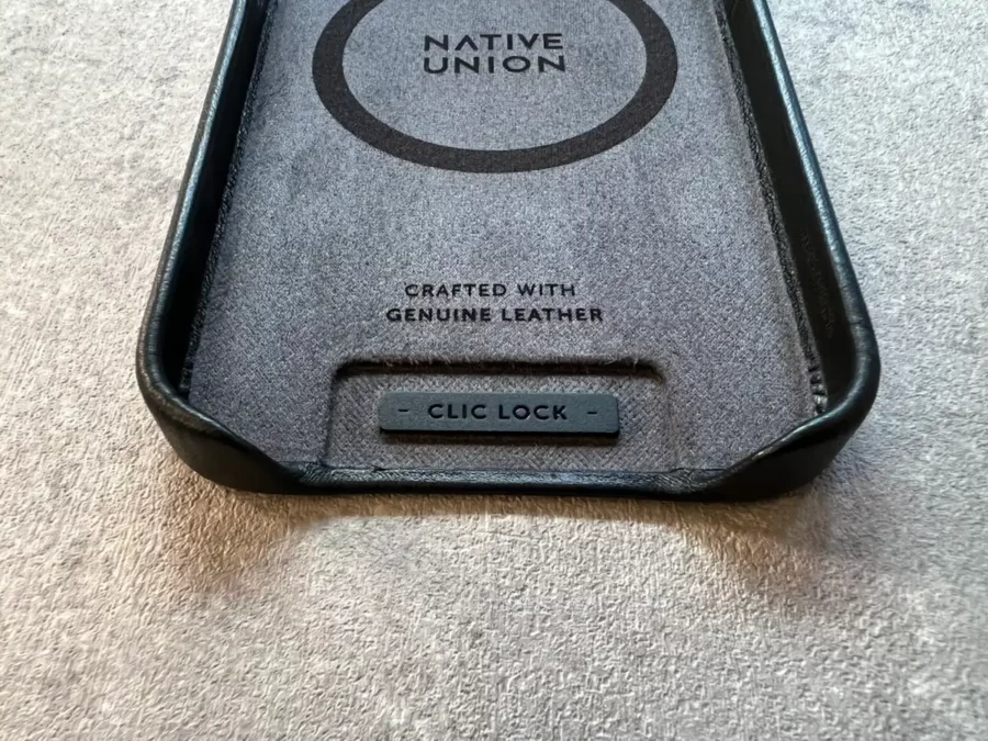 Native Union ClicClassic MagSafeケース(イタリアンレザー)のレザースリング装着部分