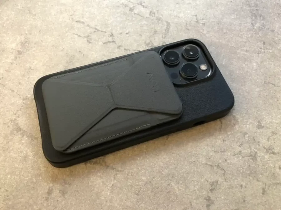 Native Union ClicClassic MagSafeケース(イタリアンレザー)にMOFTスマホスタンドをつけたところ