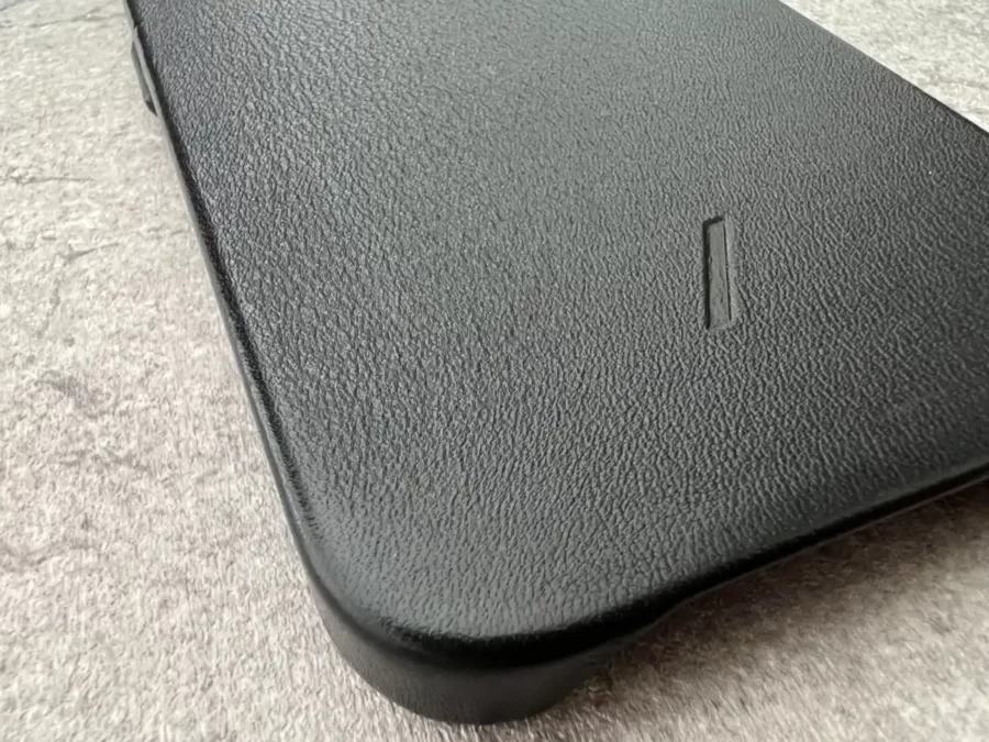 Native Union ClicClassic MagSafeケース(イタリアンレザー)のレザーの質感