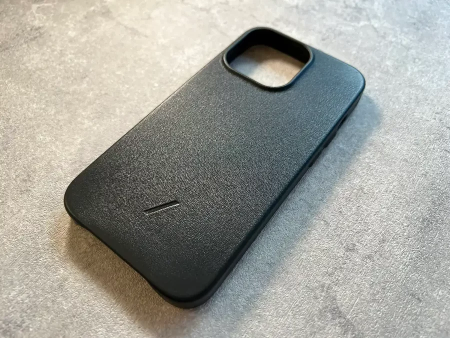 Native Union ClicClassic MagSafeケース(イタリアンレザー)の光が当たった外観