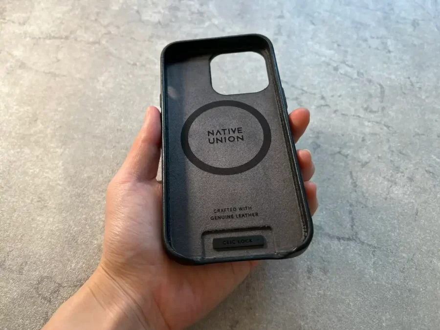 Native Union ClicClassic MagSafeケース(イタリアンレザー)のマイクロファイバー部分