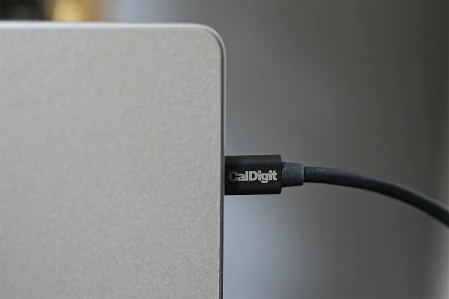 MacBookとUSB-Cケーブルを差し込む