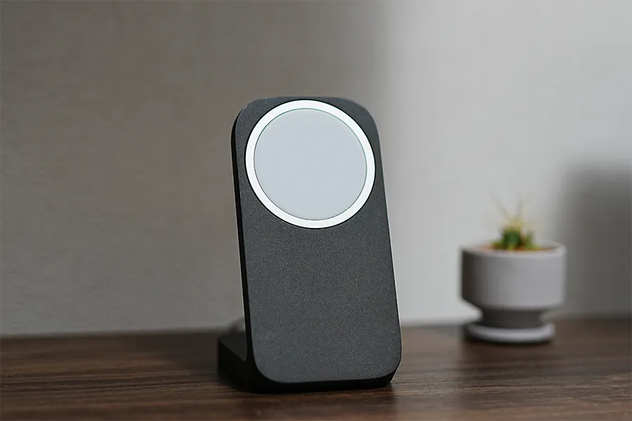 NOMAD MagSafe Mount Standデスクに設置