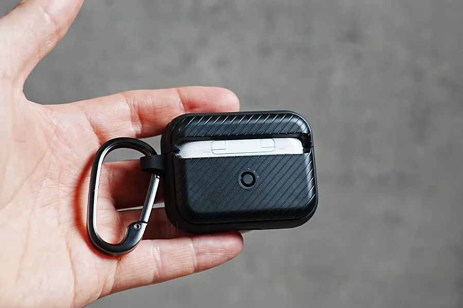 AirPods Pro ケース Spigen マグ・アーマーを装着したAirPods Pro背面