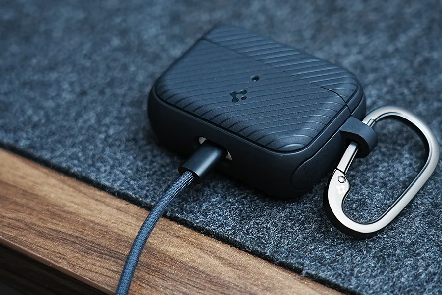 AirPods Pro ケース Spigen マグ・アーマーのライトニングケーブル