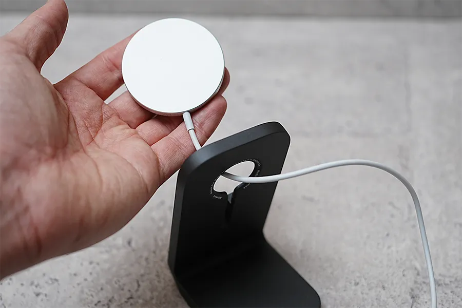 NOMAD MagSafe Mount Standアップル純正のMagSafe充電器必要