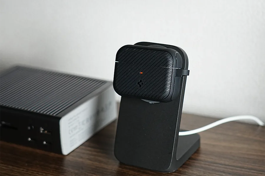 AirPods Pro ケース Spigen マグ・アーマーMagSafe充電スタンドにも刺さる