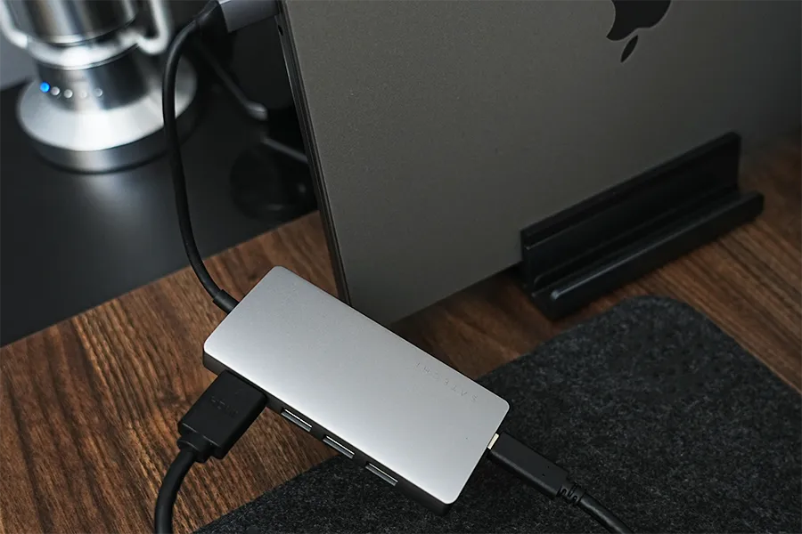 USB-CとHDMIをダブルでつなぐ必要あり