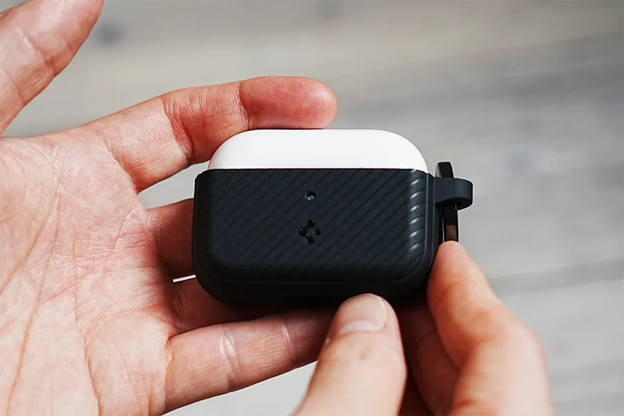 AirPods Pro ケース Spigen マグ・アーマーをAirPodsに入れた状態