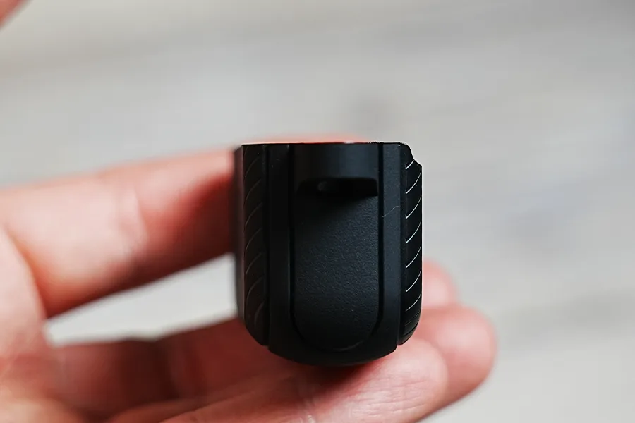 AirPods Pro ケース Spigen マグ・アーマーのカラビナ側側面