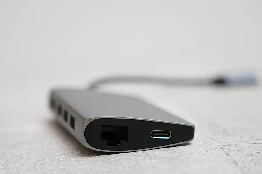 USB-CとLANポート