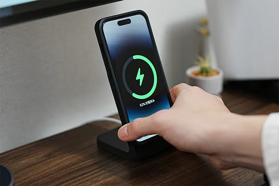 NOMAD MagSafe Mount Standで充電