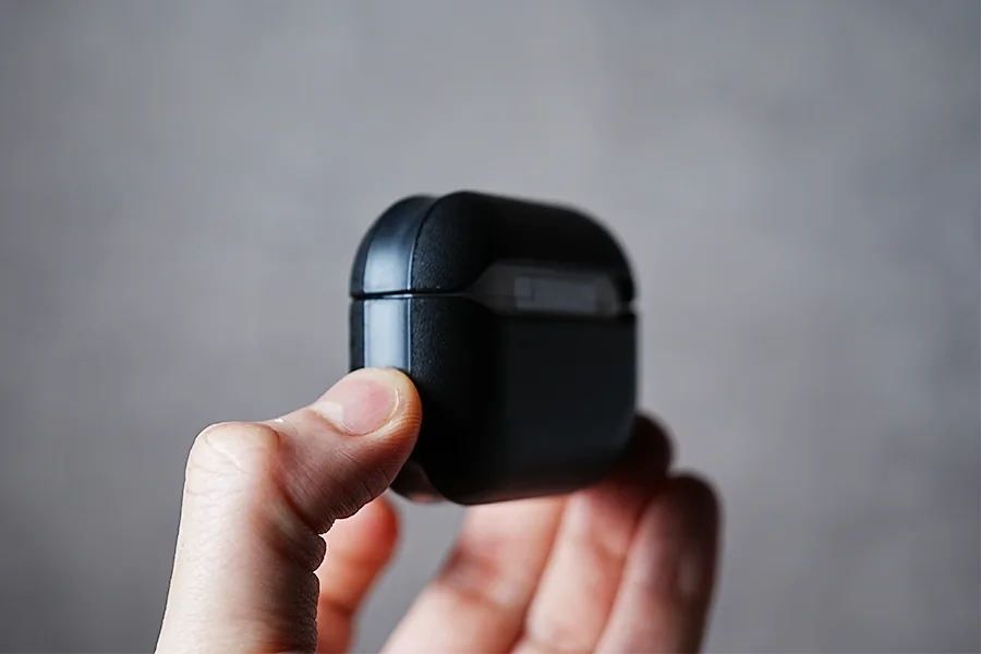 Moment AirPods Pro caseの側面の素材はすべりにくい