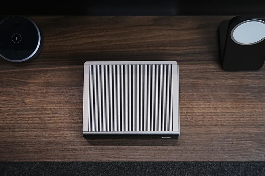 CalDigit TS4 ハブ 6-in-1 のサイズはそこそこでかい
