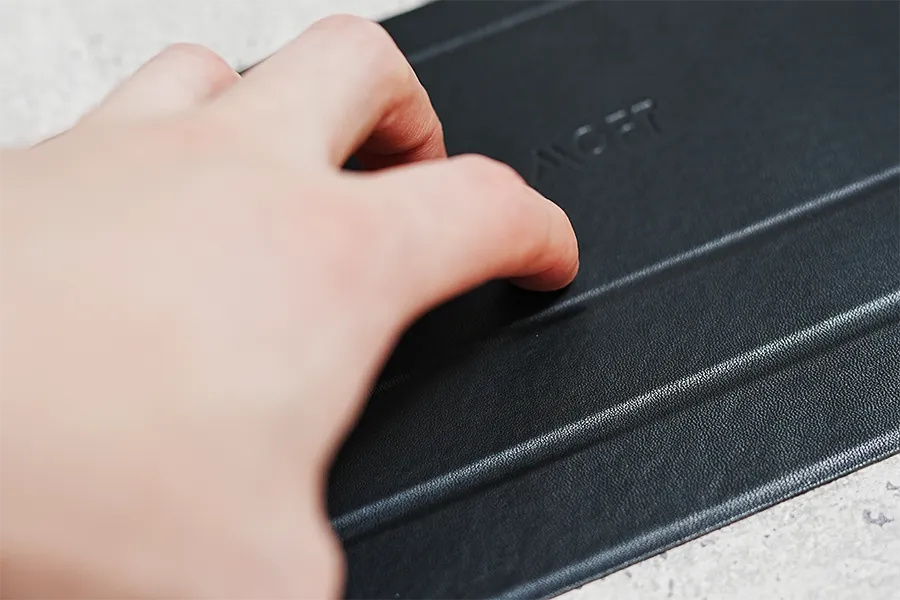 MOFT Airflow Standは合皮でガシガシ使える