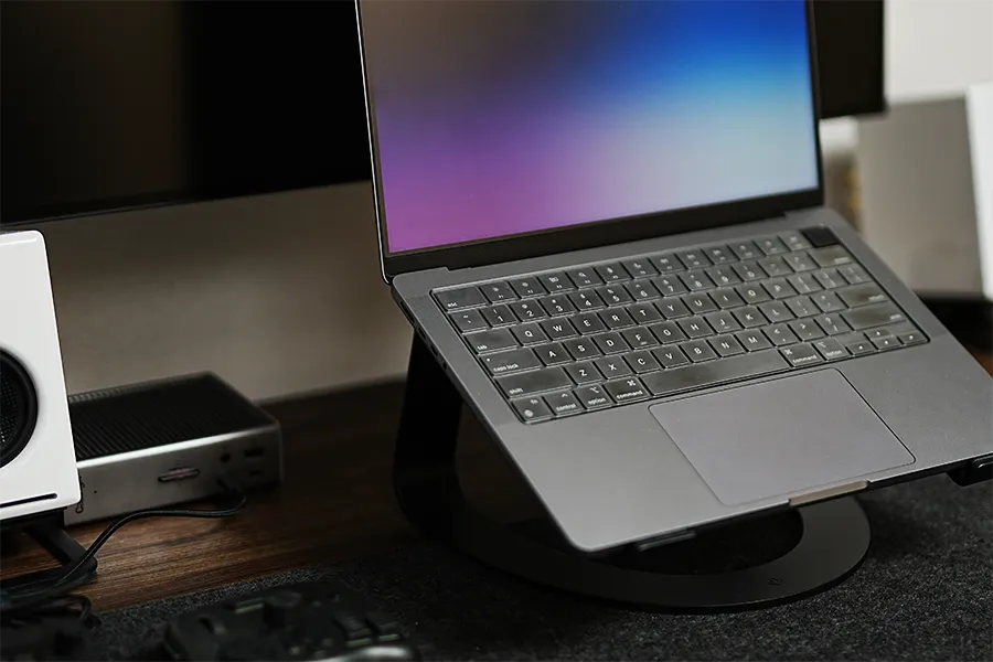MacBookの高さを上げて肩こり解消