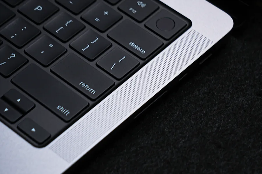 M2 Pro MacBook Proのスピーカー右