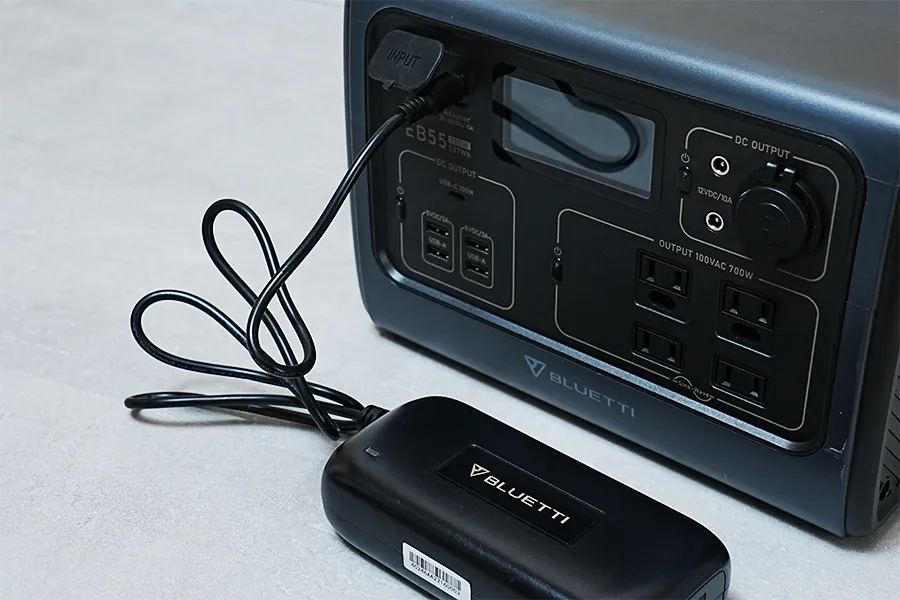 付属のACケーブルで充電