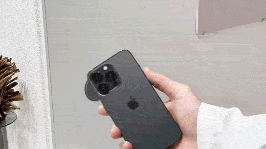 iPhoneをMOFTマグパッドでくっつける