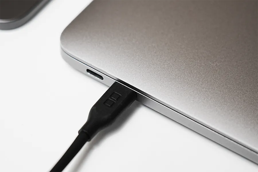 CIO絡まらないケーブルでMacBookを充電