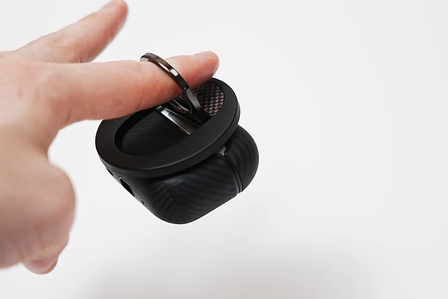 PITAKA MagEZ Case for AirPods Pro 2をマグネットで持ち上げ可能