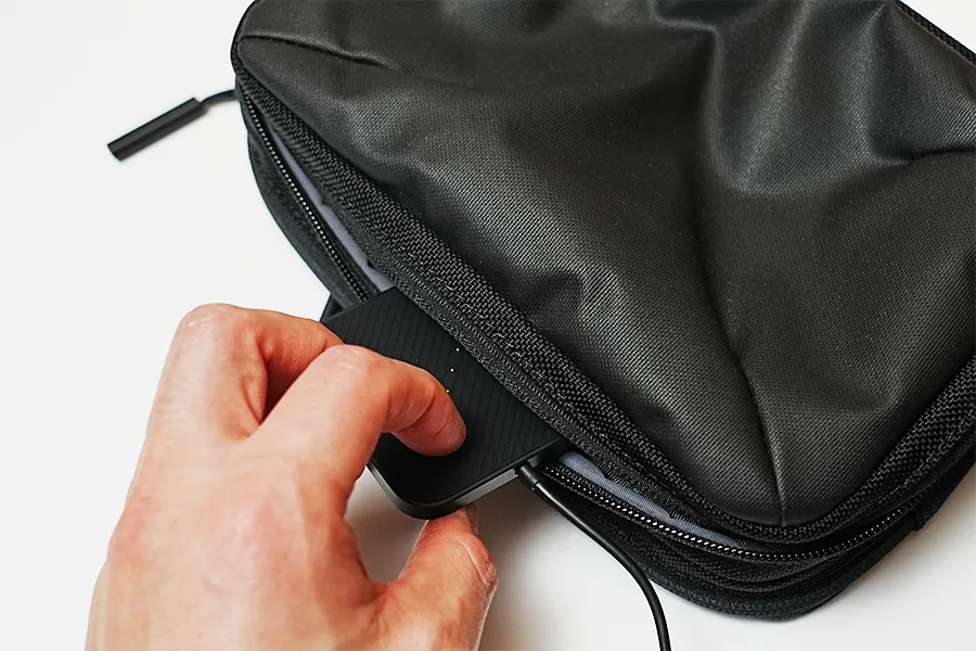 PITAKA EZCase Proはガジェットポーチに入れて外出用