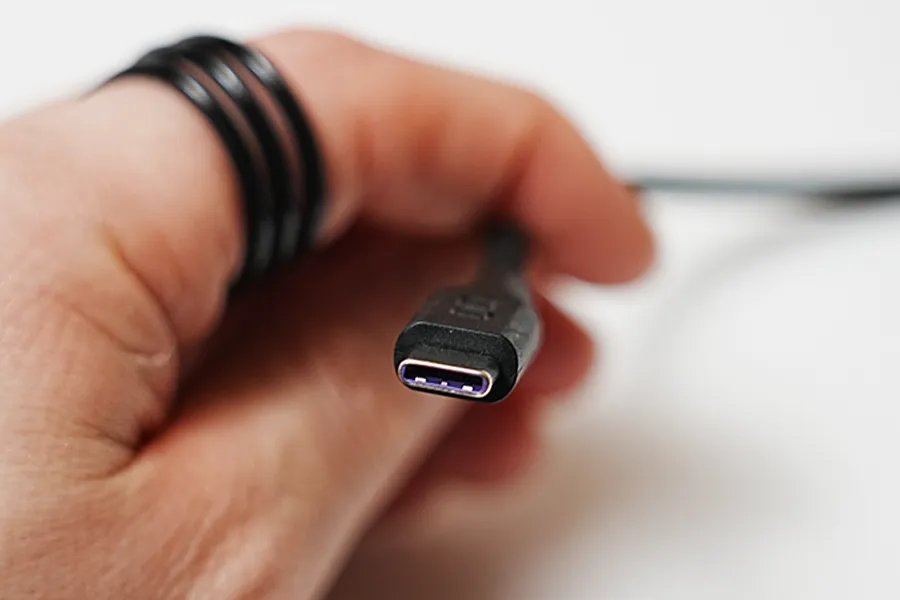 CIOのケーブルは外側シルバーで内側にパープル色