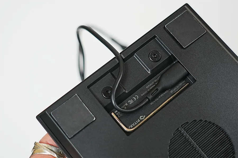 付属のケーブルで充電できる