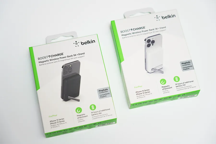 Belkin BoostCharge Magnetic Wireless Battery 5000のパッケージ2つ