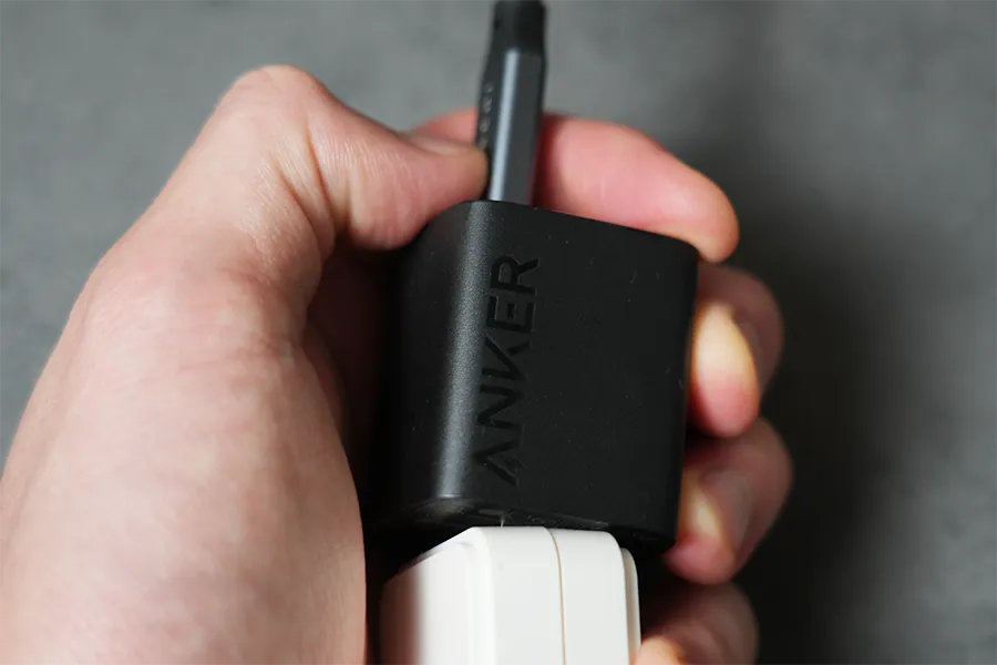 Anker 323 Charger (33W)は表面はそこまで熱くない